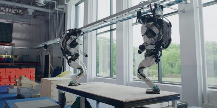 Boston Dynamics robot Atlas successfully runs a parkour track